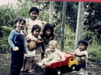 Die Kinder im Amazonas am spielen