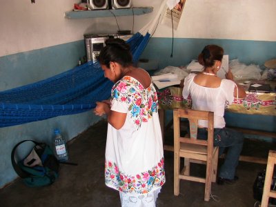 Arbeitende Frauen des Hängenmattenprojekts in Mexiko